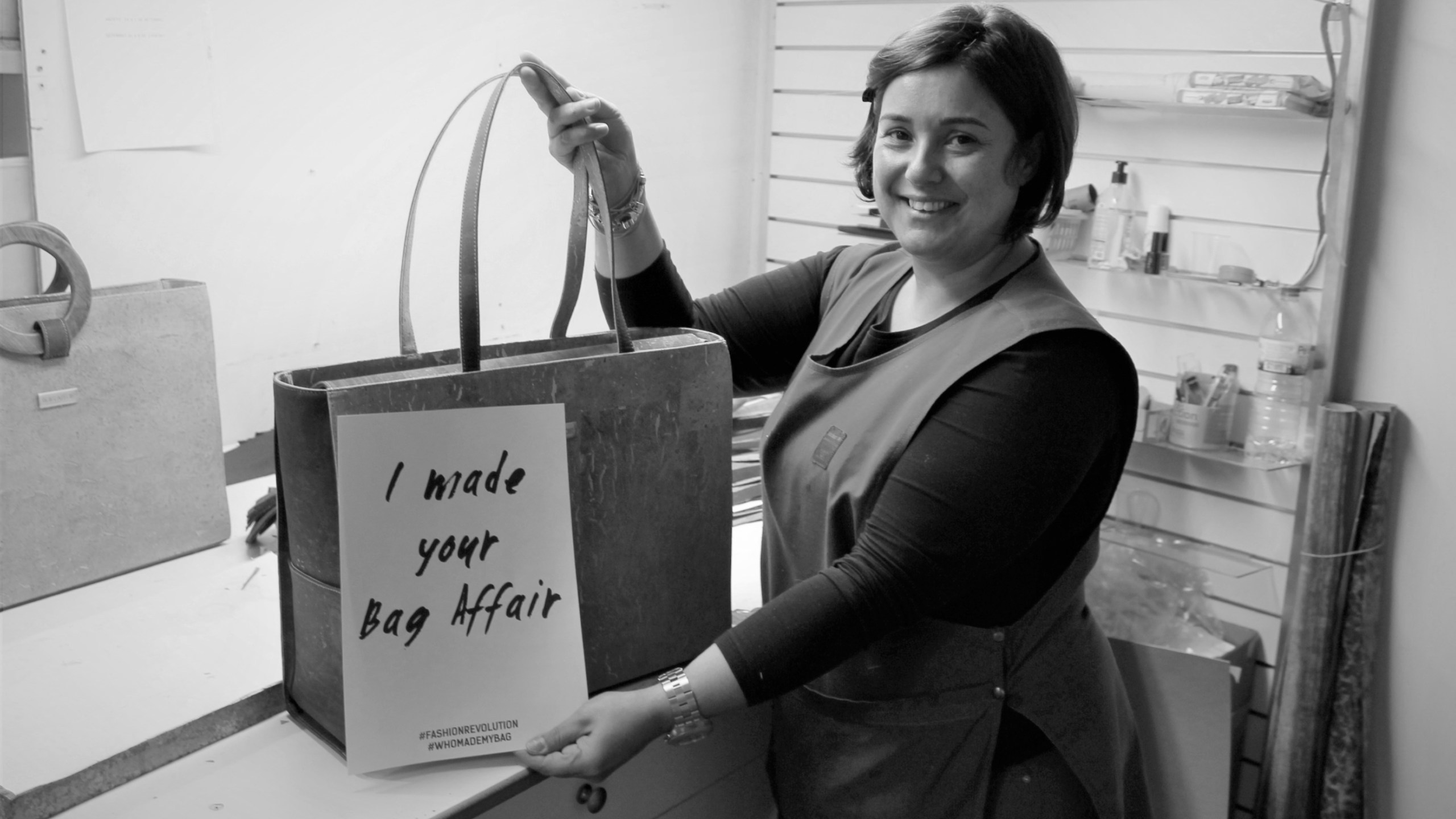 Foto in Schwarzweiß von einem der Taschenhersteller der Marke Bag Affair